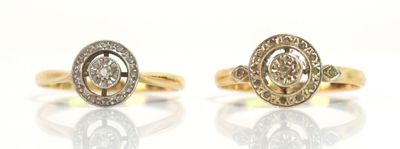 deux bagues en or serties de diamants sur fond blanc