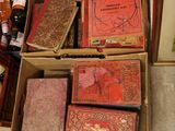 de nombreux cartons de livres posés sur le sol les uns à côté des autres