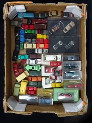une boîte remplie de petites voitures posée sur une table