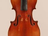 un vieux violon avec un archet accroché à son dos
