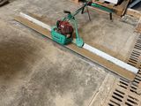 une machine posée sur une palette dans une pièce