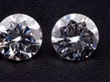 deux diamants ronds taille brillant sur un fond noir