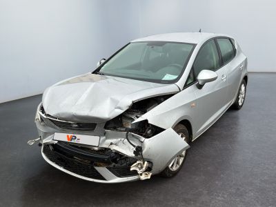 l'avant d'une voiture argentée qui a été gravement endommagée
