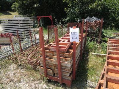 beaucoup de caisses qui traînent dans l'herbe