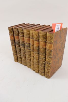 plusieurs vieux livres empilés sur une surface blanche