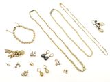 plusieurs types de bijoux sont présentés sur une surface blanche