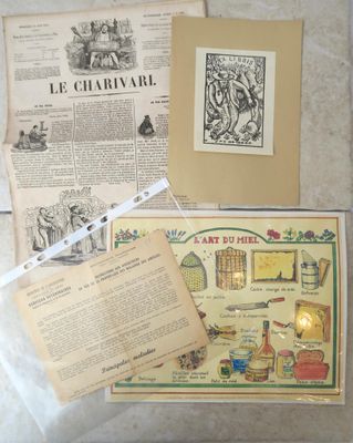 une photo montrant un vieux livre et quelques feuilles de papier posés sur une table