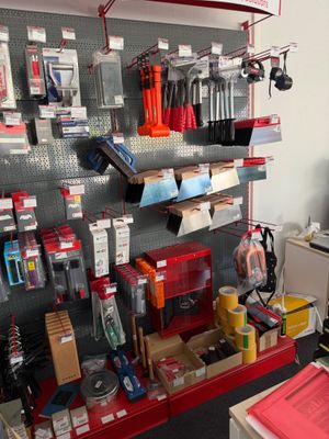 un espace de travail avec de nombreux outils accrochés au mur