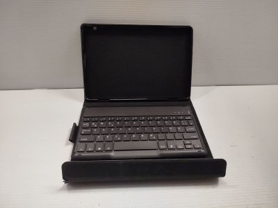 un ordinateur portable posé sur une table blanche