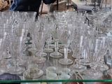 de nombreux verres posés sur une étagère en verre dans un magasin