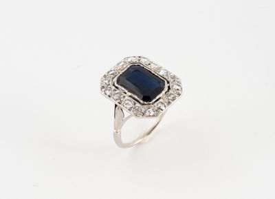 une bague en saphir et diamant