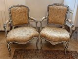 paire de chaises anciennes avec coussins rembourrés