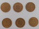 gros plan d'un paquet de pièces de monnaie sur une surface blanche