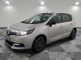 la voiture blanche est garée sur un carrelage à carreaux