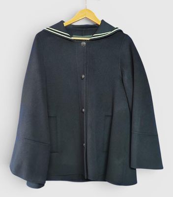 une veste noire avec un col blanc et une bande jaune sur le col