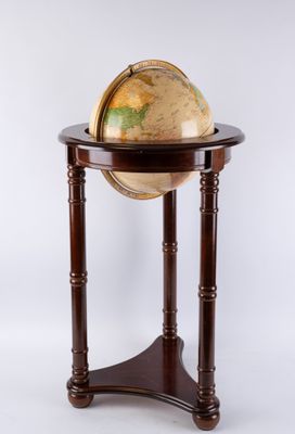 une petite table en bois sur laquelle est posé un globe terrestre