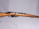 un vieux fusil avec un canon en bois sur fond blanc