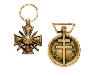une médaille d'or et une croix sur fond blanc