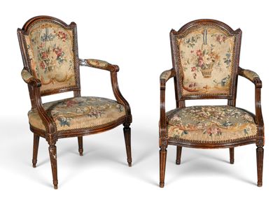 paire de fauteuils de style Louis XVI avec accoudoirs rembourrés à motifs floraux