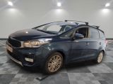 la voiture bleue est garée sur un sol en damier dans le garage