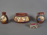 trois pièces de poterie posées sur une table l'une à côté de l'autre
