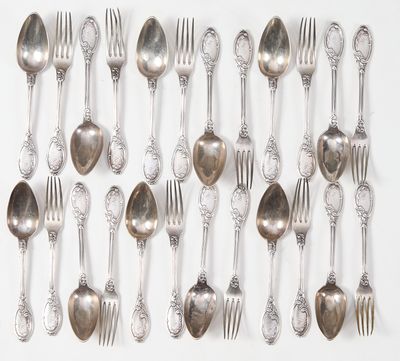 de nombreuses cuillères en argent et autres cuillères posées sur un fond blanc