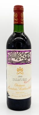 une bouteille de vin posée sur une table