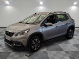 la voiture argentée est garée sur le sol en damier d'un garage