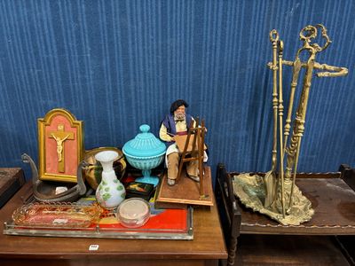 une table sur laquelle sont disposés divers objets, avec un rideau bleu en arrière-plan