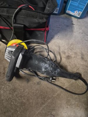 un sac et un casque posés par terre