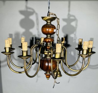 lustre en laiton et bois à six branches et huit ampoules