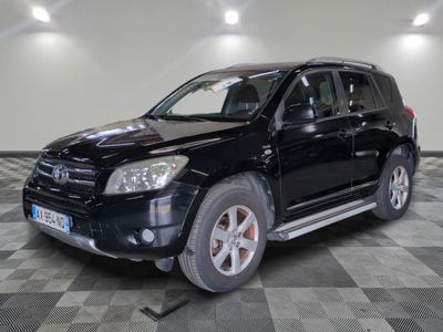 une photo d'une Toyota RAV noire garée dans un garage