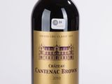 une bouteille de vin posée sur une table