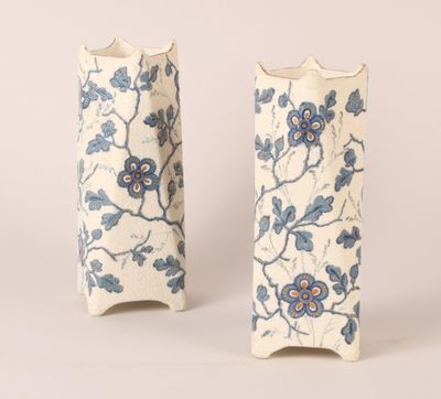 Paire de vases à corps à pans coupés en faîence à décor de f…