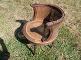 une chaise posée par terre, dans l'herbe