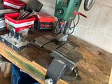 un établi avec des outils dans un garage