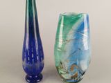 deux vases posés l'un à côté de l'autre sur une table