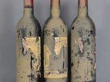 trois bouteilles de vin posées sur une table