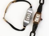 une image montrant deux montres posées l'une à côté de l'autre sur une surface blanche