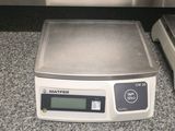 une photo d'une balance posée sur un plan de travail de cuisine