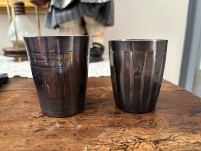 deux tasses posées l'une à côté de l'autre sur une table
