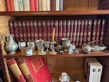 une étagère contenant beaucoup de livres