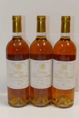 trois bouteilles de vin posées sur une table, l'une à côté de l'autre