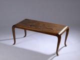 une petite table avec un plateau en bois sur fond blanc