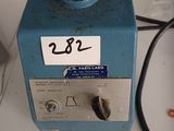 une machine bleue portant un numéro, posée sur un comptoir