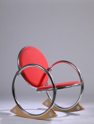 une image représentant une chaise rouge posée sur un socle en bois