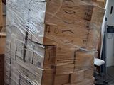 une grande pile de cartons sur une palette dans un entrepôt