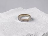 un gros plan d'une bague posée sur un parpaing