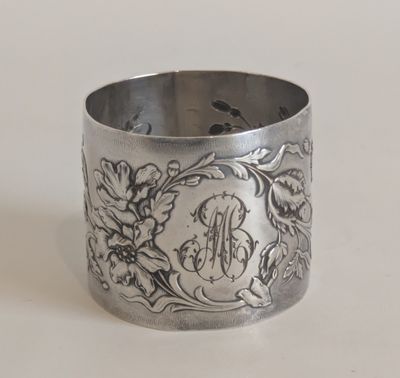 une photo d'une bague en argent sur laquelle figure un monogramme