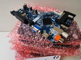 un tas d'appareils électroniques posé sur un tas de plastique